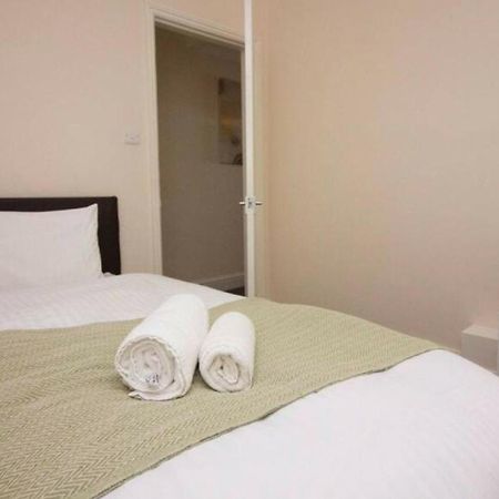 Stayzo Penthouse Accommodation 2- Premier Lodge Саутхамптън Екстериор снимка