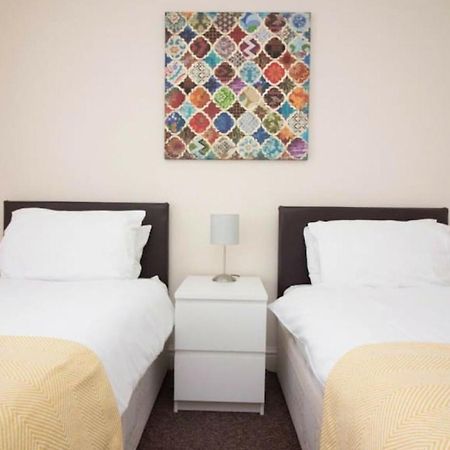 Stayzo Penthouse Accommodation 2- Premier Lodge Саутхамптън Екстериор снимка