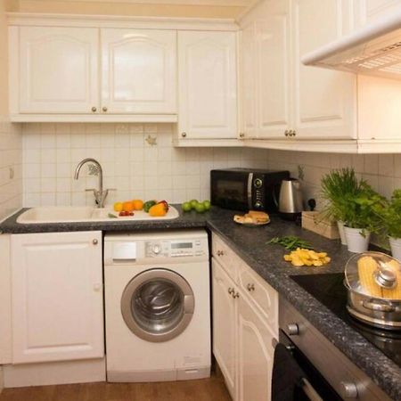 Stayzo Penthouse Accommodation 2- Premier Lodge Саутхамптън Екстериор снимка
