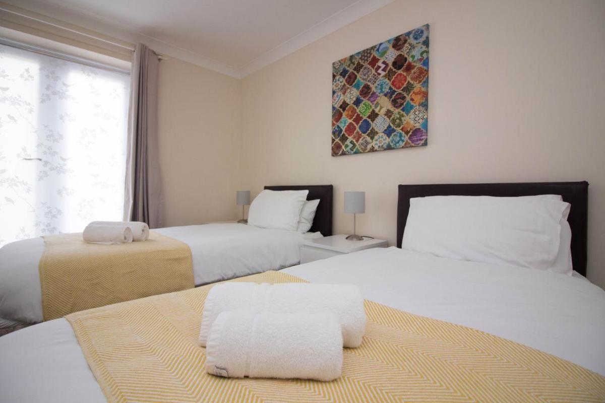 Stayzo Penthouse Accommodation 2- Premier Lodge Саутхамптън Екстериор снимка
